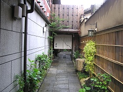 Entrance to Ikumatsu's Honkan
