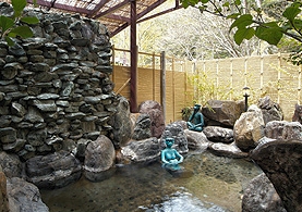 Shared Outdoor Hot Spring Bath at Kamikochi Shimizuya Hotel