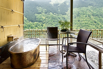 Private Outdoor Bath in a Guest Room at Hotel Iyaonsen