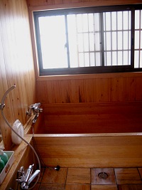 Shared Wooden Bath at Kidoya (courtesy of CC&JG, Annandale, Australia)