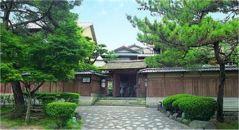 Entrance to Yachiyo in the Autumn